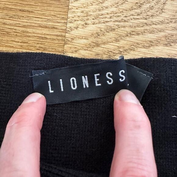 Lioness - Midi Skirt with Side Slit in Black - Picture 3 of 6